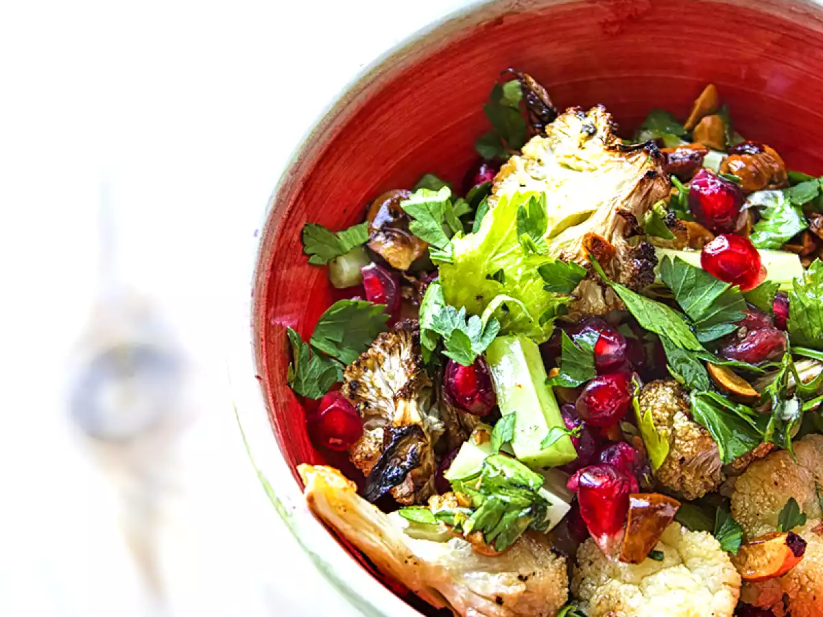 Cavolfiore al forno in insalata con nocciole tostate, sedano e chicchi di melograno
