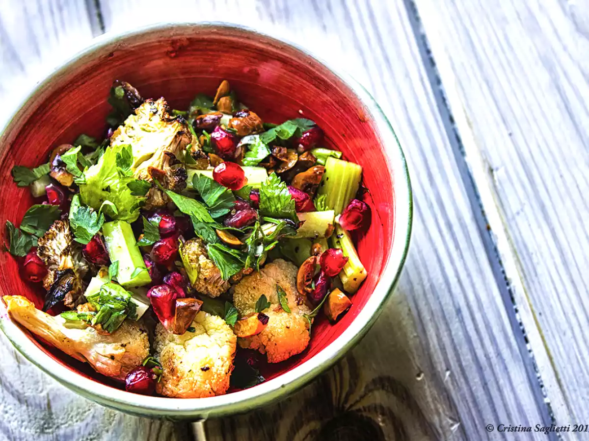 Cavolfiore al forno in insalata con nocciole tostate, sedano e chicchi di melograno - foto 2