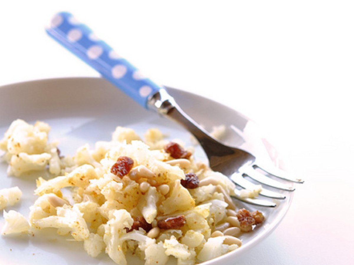 Cavolfiore con curry, uvetta e pinoli