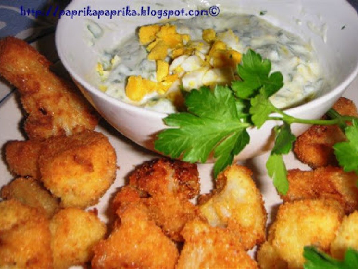 Cavolfiore fritto con salsa alle erbe e uova_Sult Karfiol joghurt szòsszal