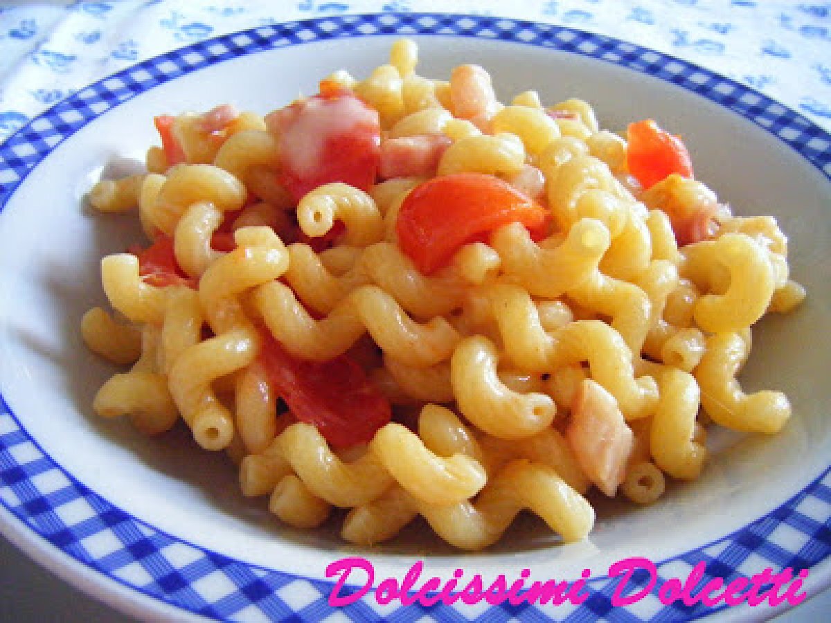 Celentani con pomodorini, provola e pancetta