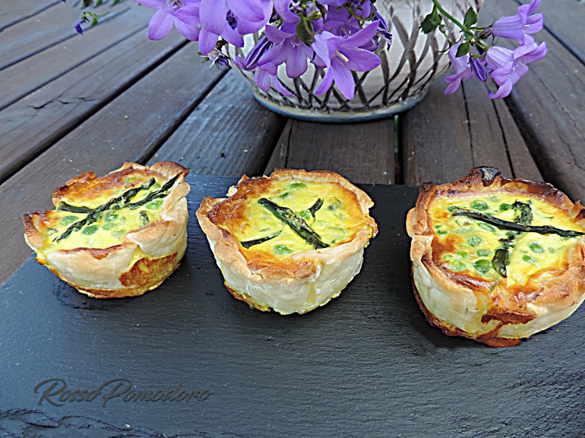 Cestini con formaggio cremoso asparagi e piselli