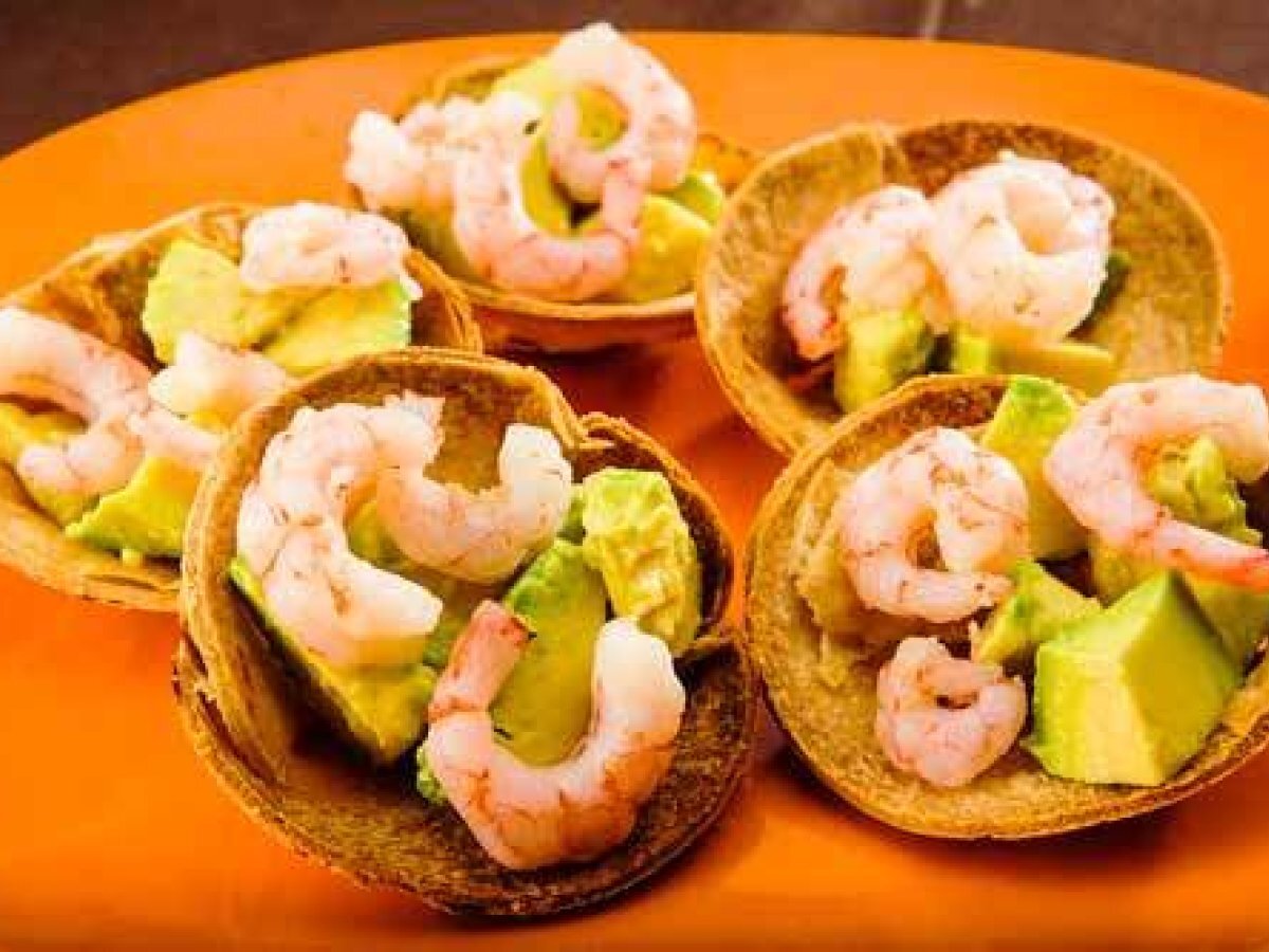 Cestini croccanti con avocado e gamberetti