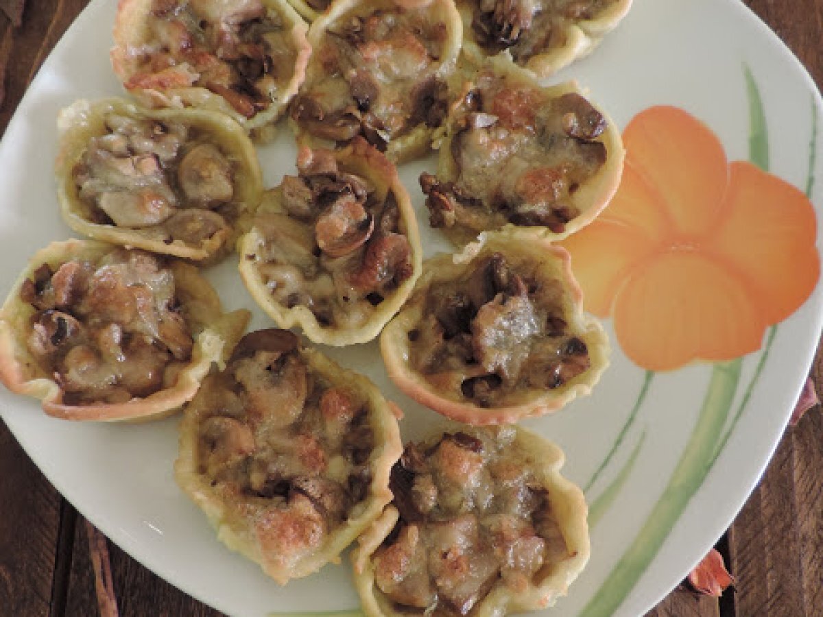 Cestini di brisèe con funghi e mozzarella