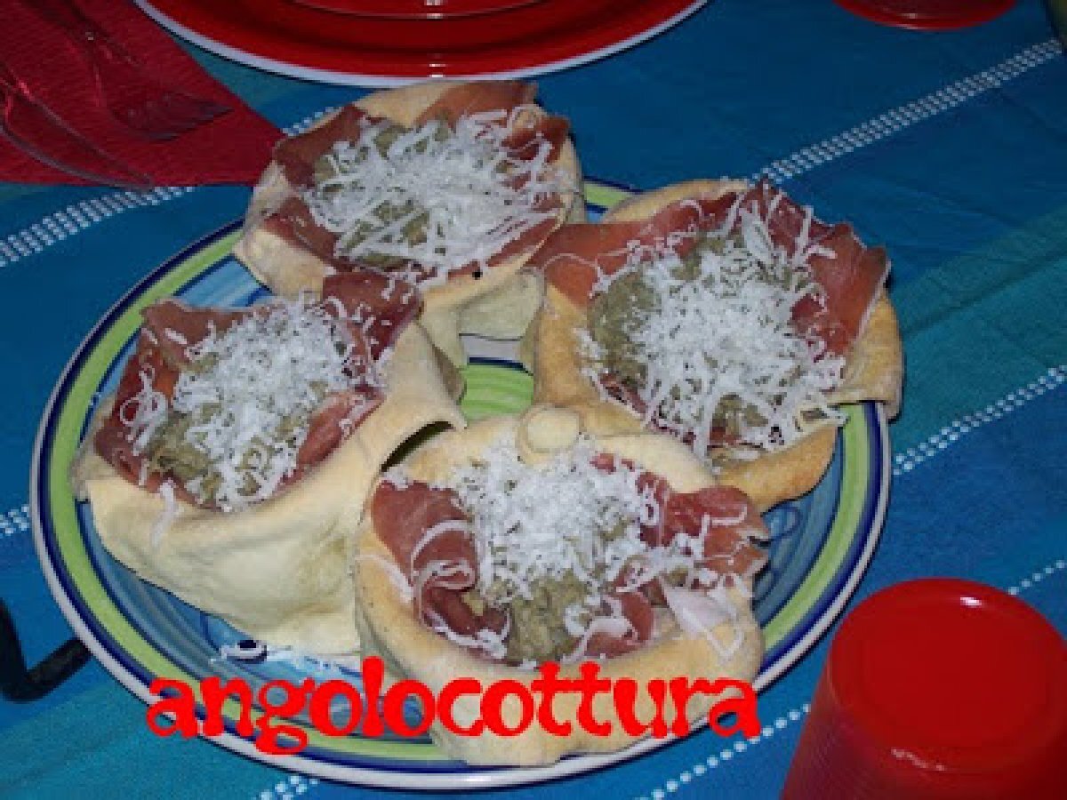 Cestini di crudo con crema di carciofi e scaglie di parmigiano