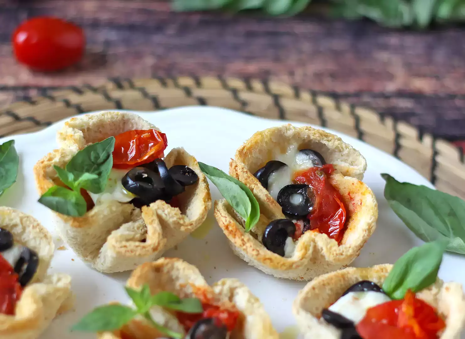 Cestini di pancarré con mozzarella, pomodorini e olive nere