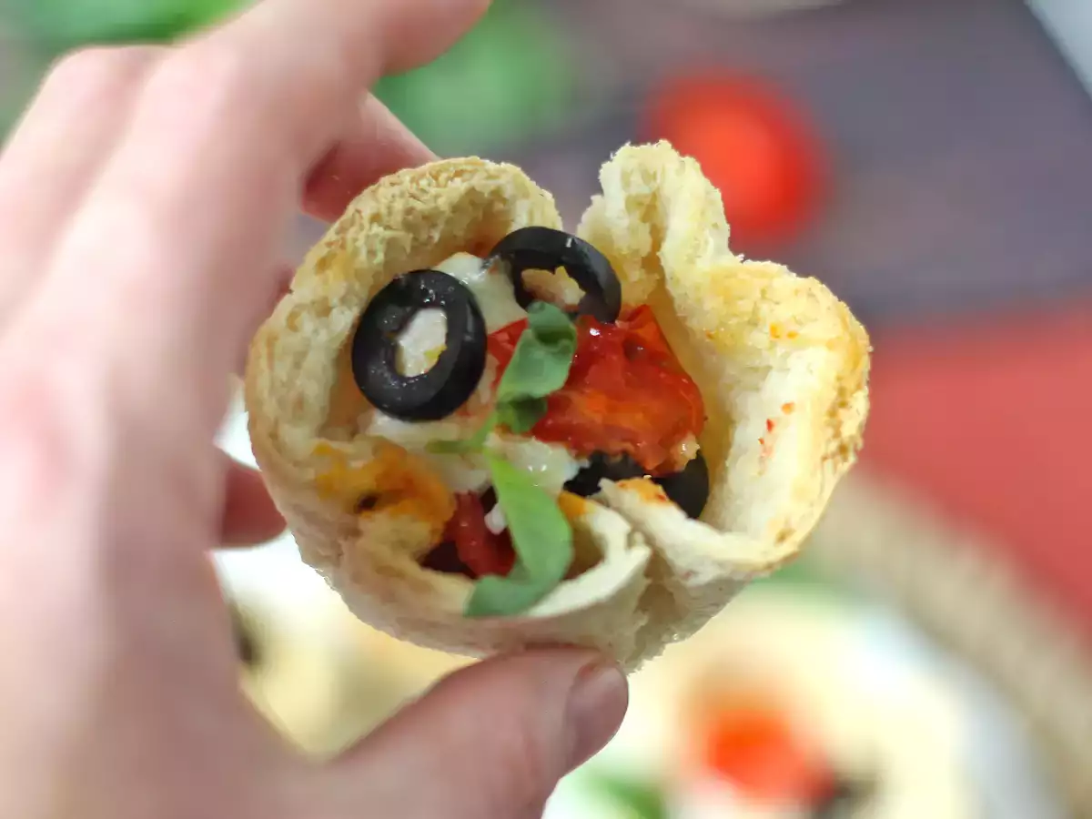 Cestini di pancarré con mozzarella, pomodorini e olive nere - foto 5