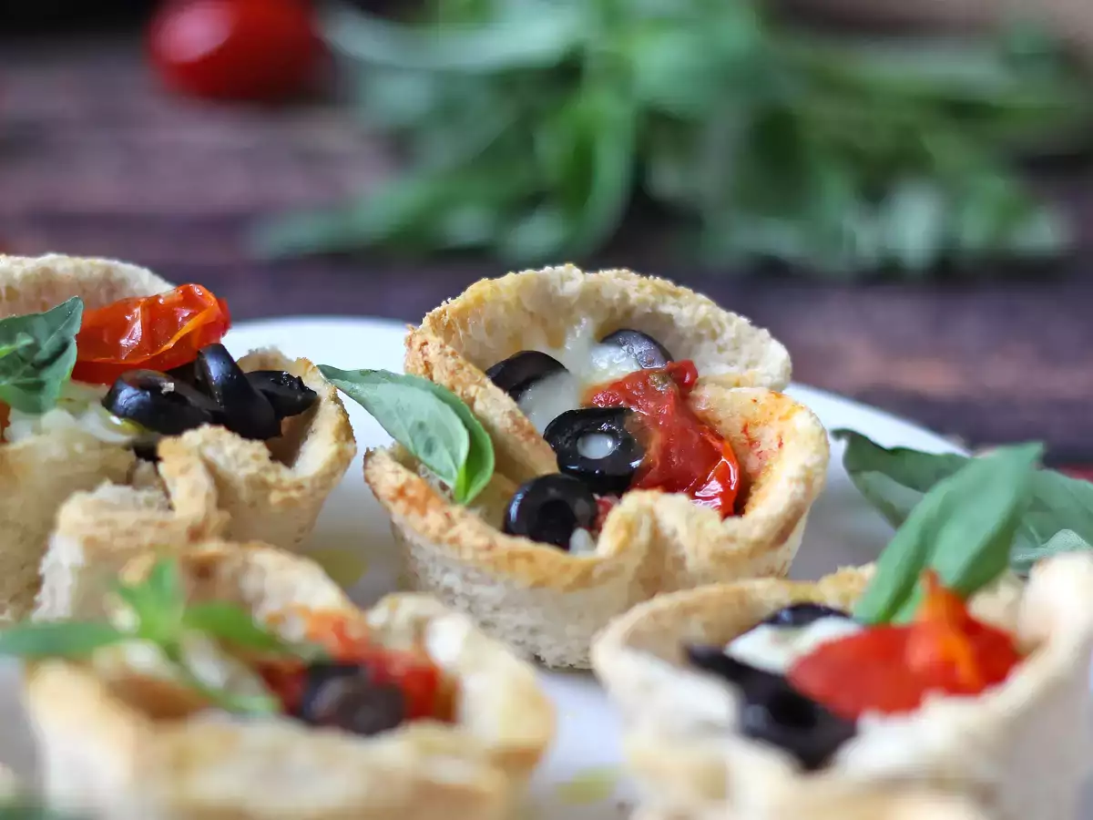 Cestini di pancarré con mozzarella, pomodorini e olive nere - foto 2