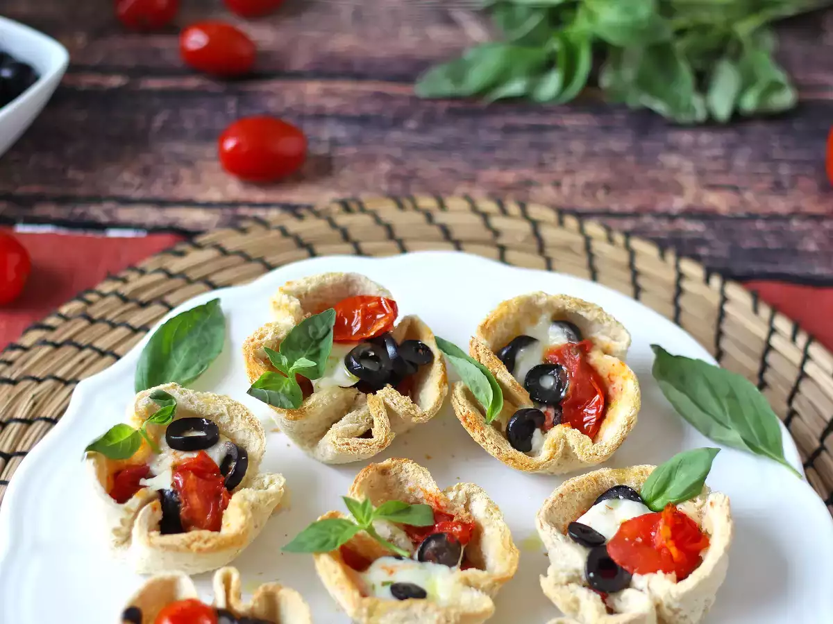 Cestini di pancarré con mozzarella, pomodorini e olive nere - foto 6