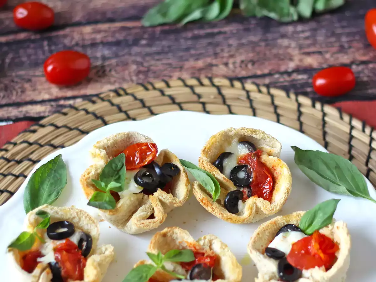 Cestini di pancarré con mozzarella, pomodorini e olive nere - foto 4