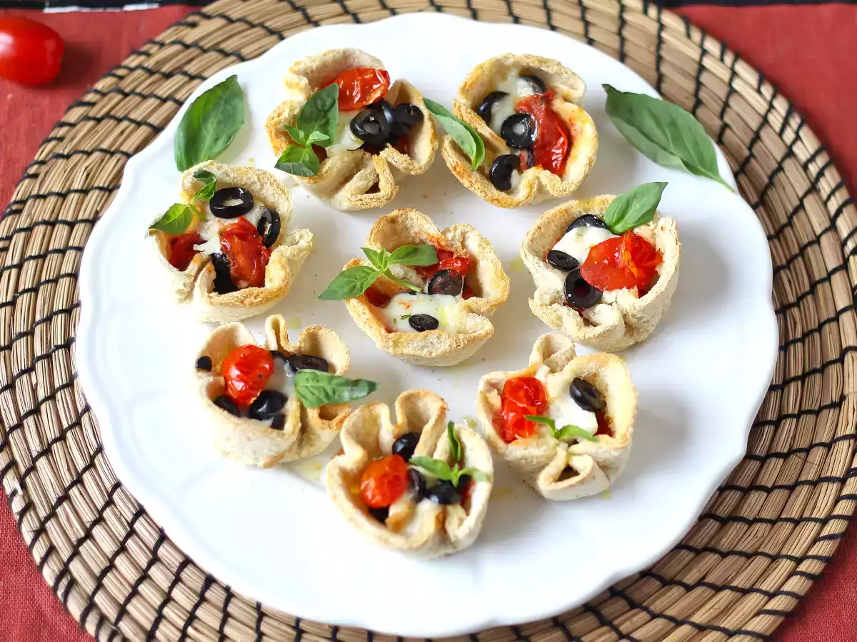 Cestini di pancarré con mozzarella, pomodorini e olive nere - foto 3