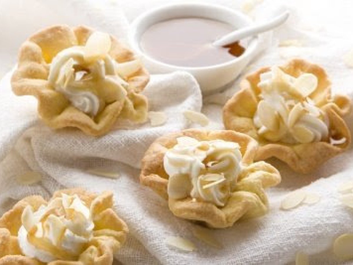 Cestini di pasta frolla con yogurt e miele di castagno
