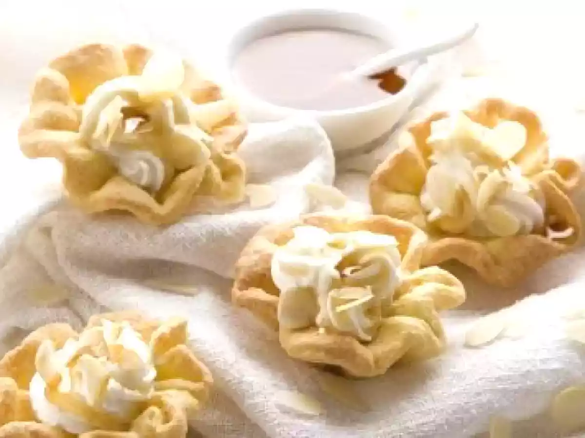 Cestini di pasta frolla con yogurt e miele di castagno