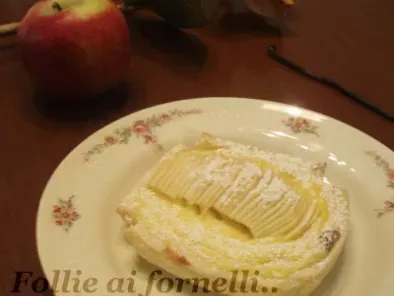 Cestini di pasta sfoglia con crema e mele