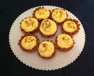Cestini in croccante ripieni di crema pasticcera e chantilly