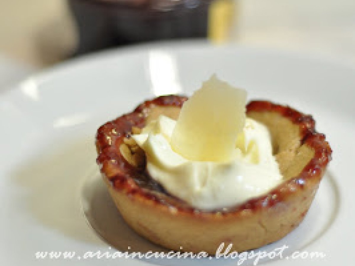 Cestini rustici al mascarpone salato e salsa di amarene e cipolle