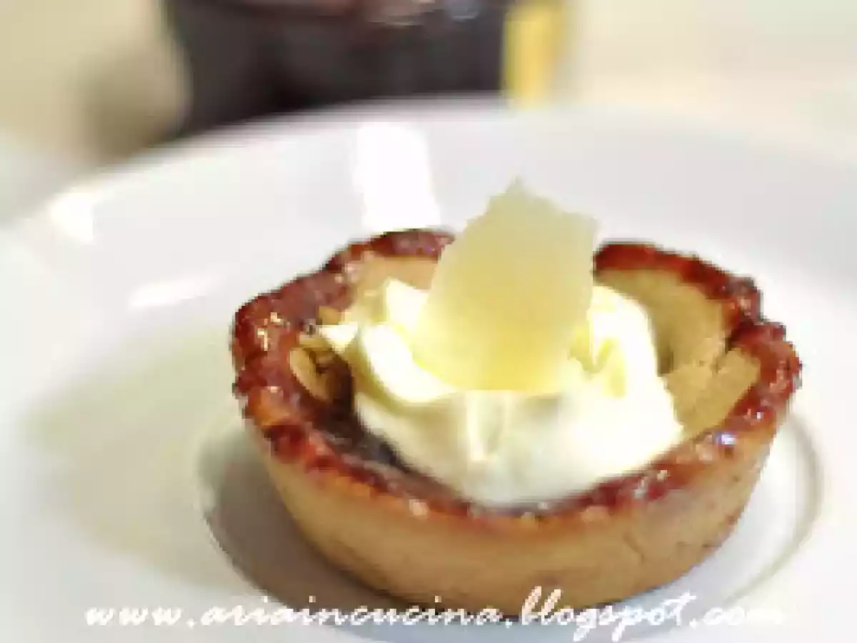 Cestini rustici al mascarpone salato e salsa di amarene e cipolle