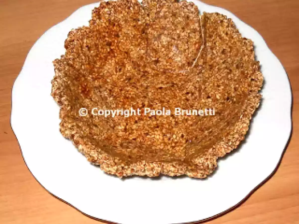 Cestino di croccante al sesamo con crema di yogurt greco e caffé