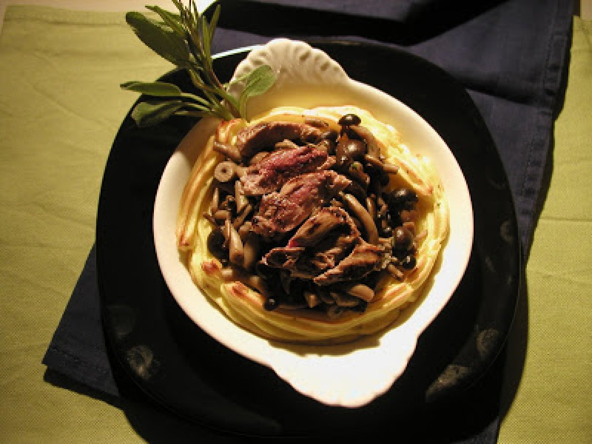 Cestino di patate duchessa ripieno di funghi con petti di quaglia laccati