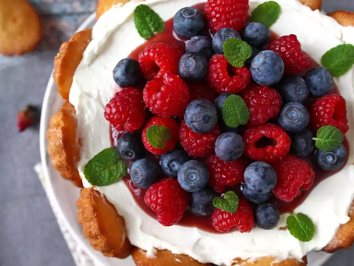 Charlotte ai frutti rossi con madeleine: ricetta facile e scenografica - foto 3