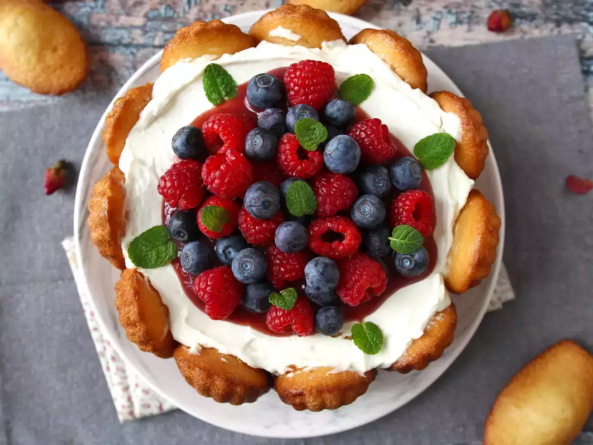 Charlotte ai frutti rossi con madeleine: ricetta facile e scenografica - foto 5