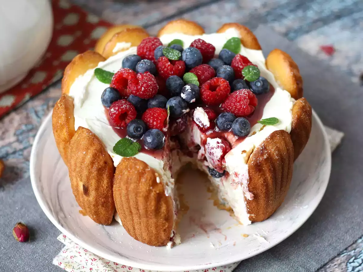 Charlotte ai frutti rossi con madeleine: ricetta facile e scenografica - foto 8