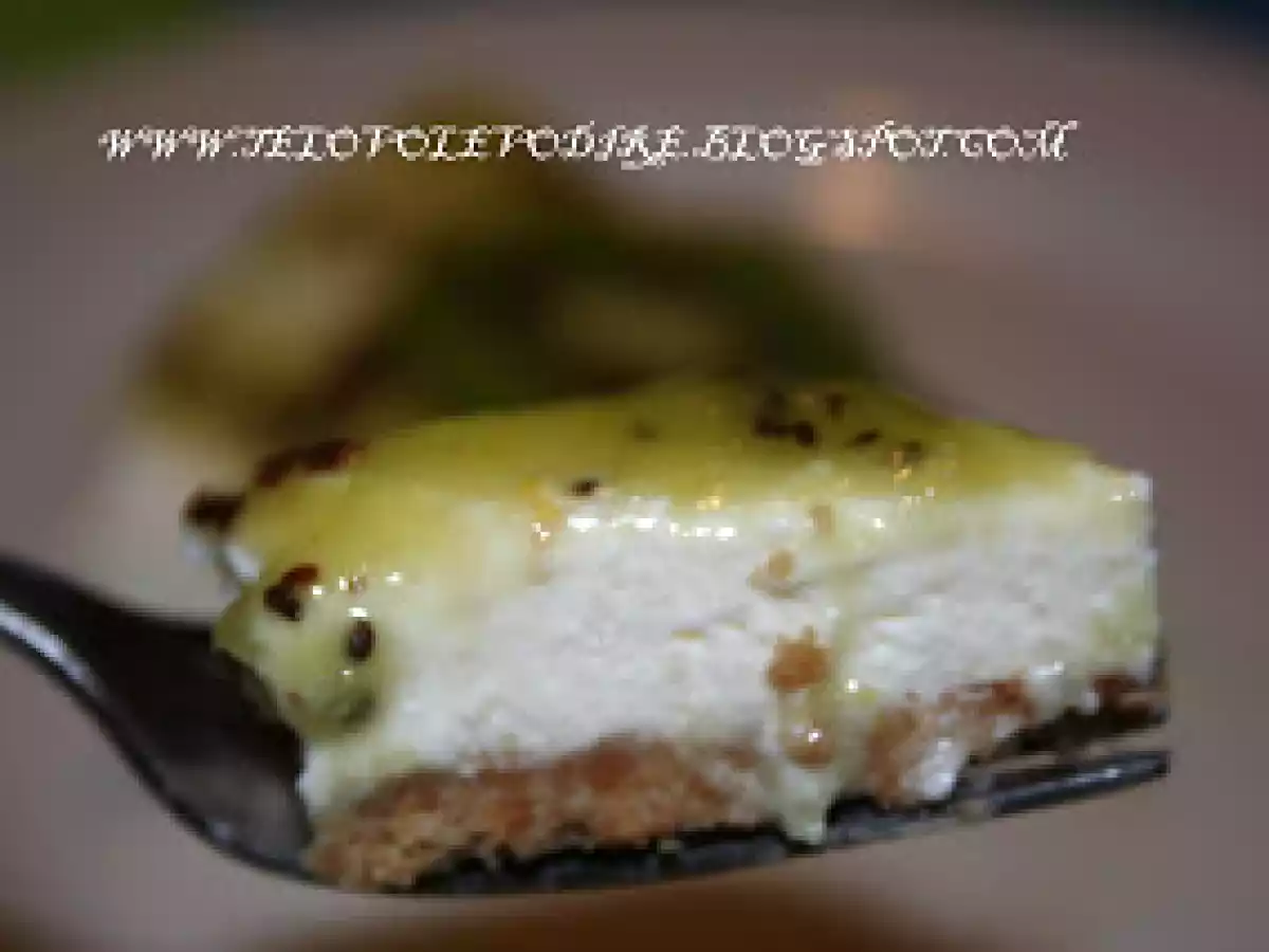CHEESE CAKE CON SALSA KIWI