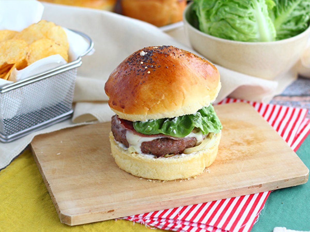 Cheeseburger con pancetta e cipolla