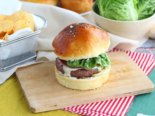 Cheeseburger con pancetta e cipolla Cheeseburger con pancetta e cipolla