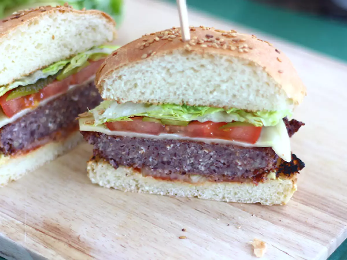 Cheeseburger vegetariano con burger di fagioli: la ricetta facile e gustosa da provare - foto 3