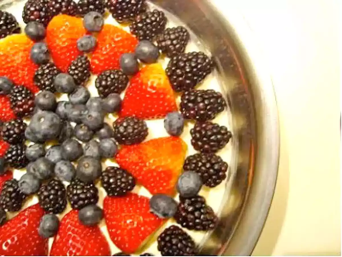 Cheesecake ai frutti di bosco con latte condensato e panna montata