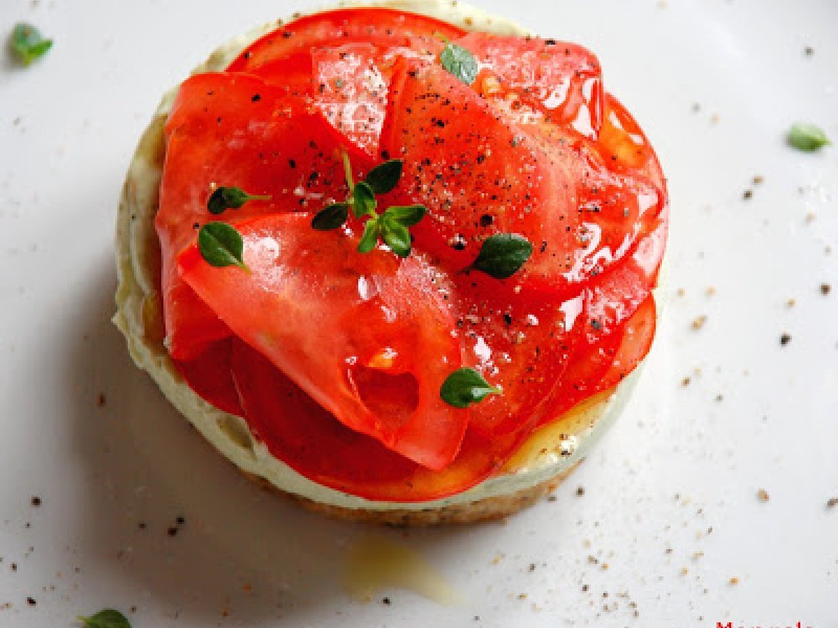 Cheesecake al basilico con petali di pomodoro.