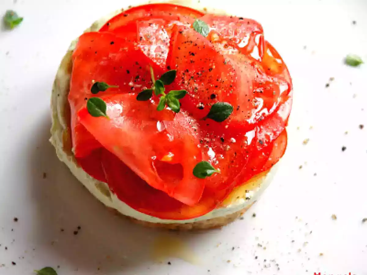 Cheesecake al basilico con petali di pomodoro.