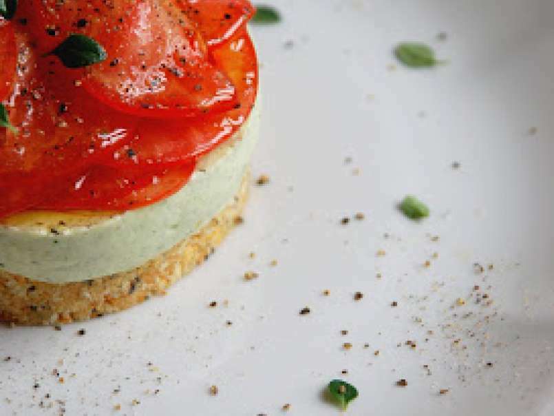 Cheesecake al basilico con petali di pomodoro. - foto 3