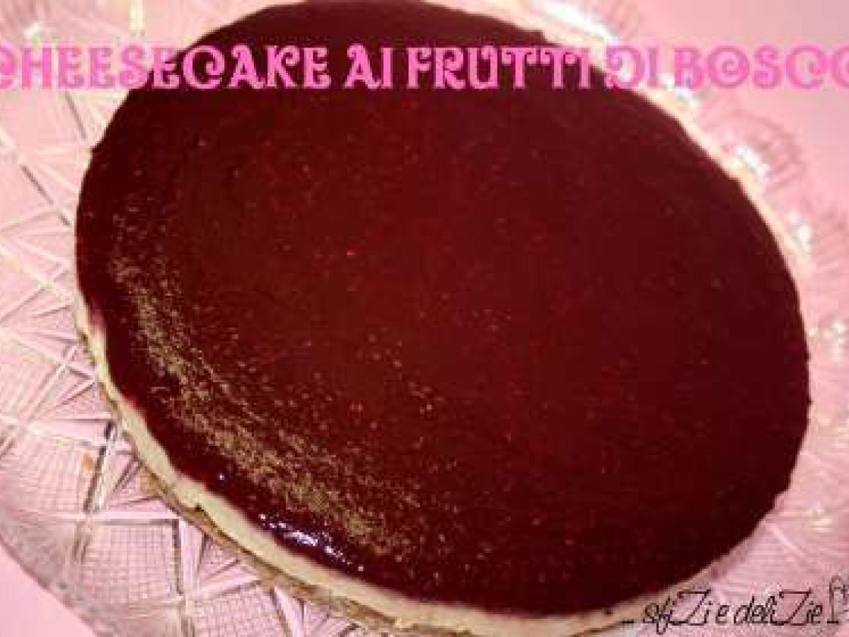 Cheesecake alla crema di formaggio e topping ai frutti di bosco