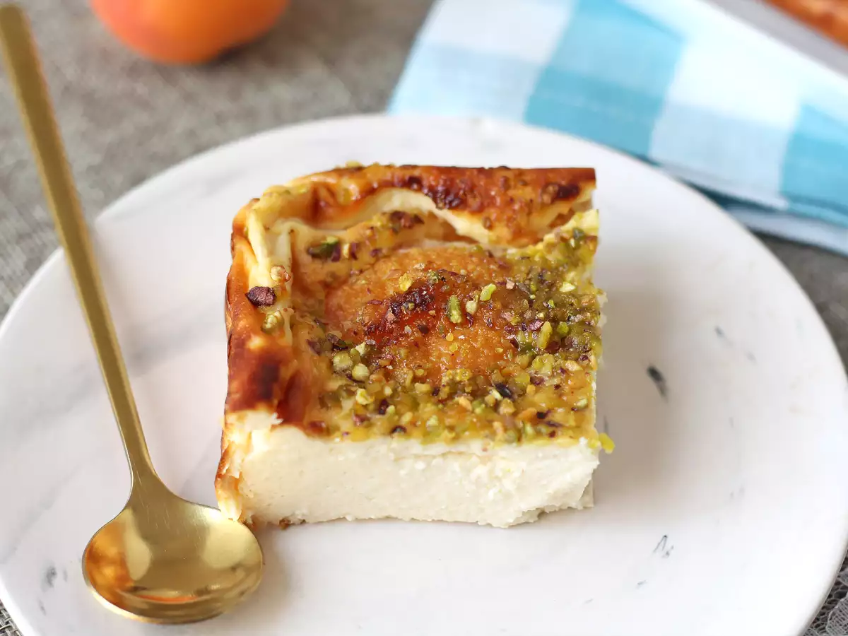 Cheesecake alle albicocche e pistacchi al forno: cremosa e facile da preparare