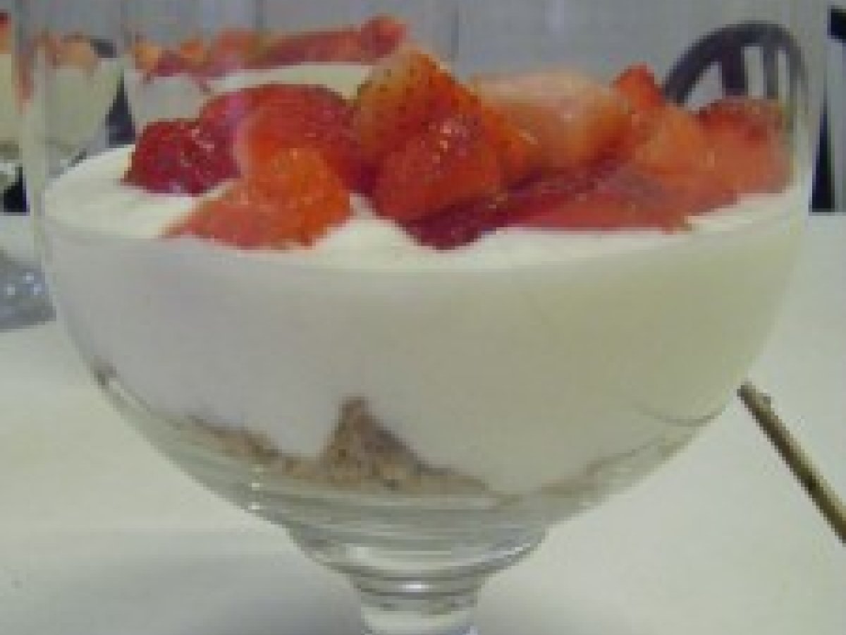 Cheesecake alle fragole e yogurt in coppa