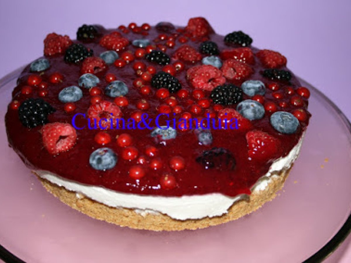 Cheesecake con bavarese allo yogurt e salsa ai frutti di bosco