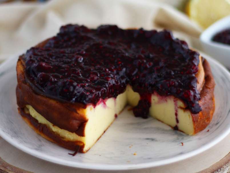 Cheesecake con latte condensato e frutti rossi