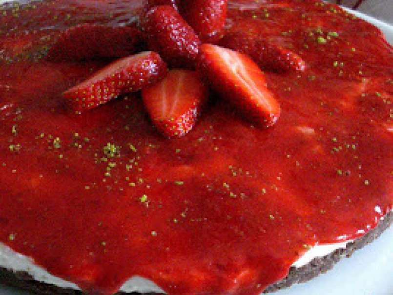 Cheesecake con salsa alle fragole e pistacchi...