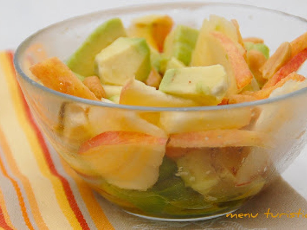 Chi trova due amiche...insalata di avocado, mele e arachidi