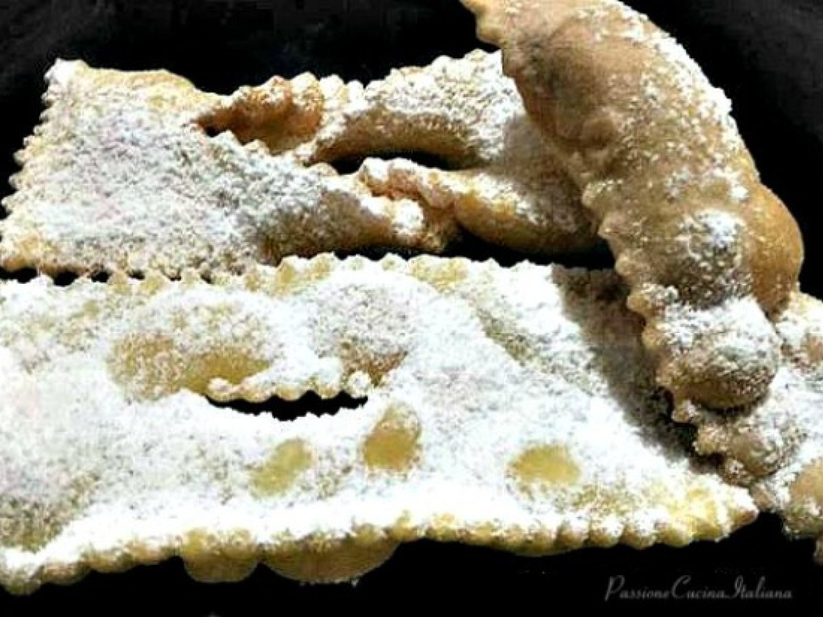 Chiacchiere i dolci tipici del Carnevale