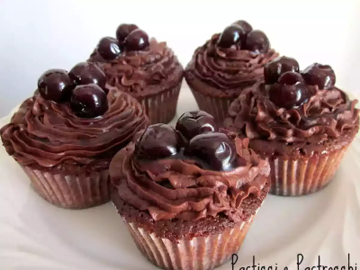 CHOCOLATE CHERRY CUPCAKES