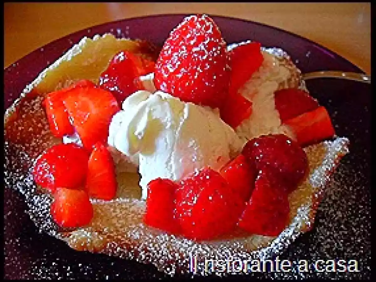 Cialde di biscotto con gelato di panna e fragole