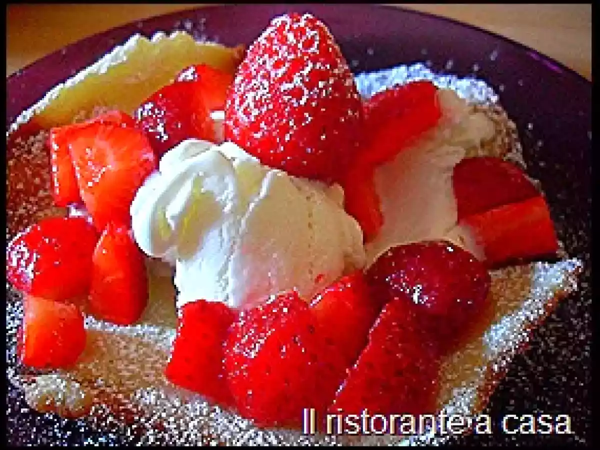 Cialde di biscotto con gelato di panna e fragole - foto 2