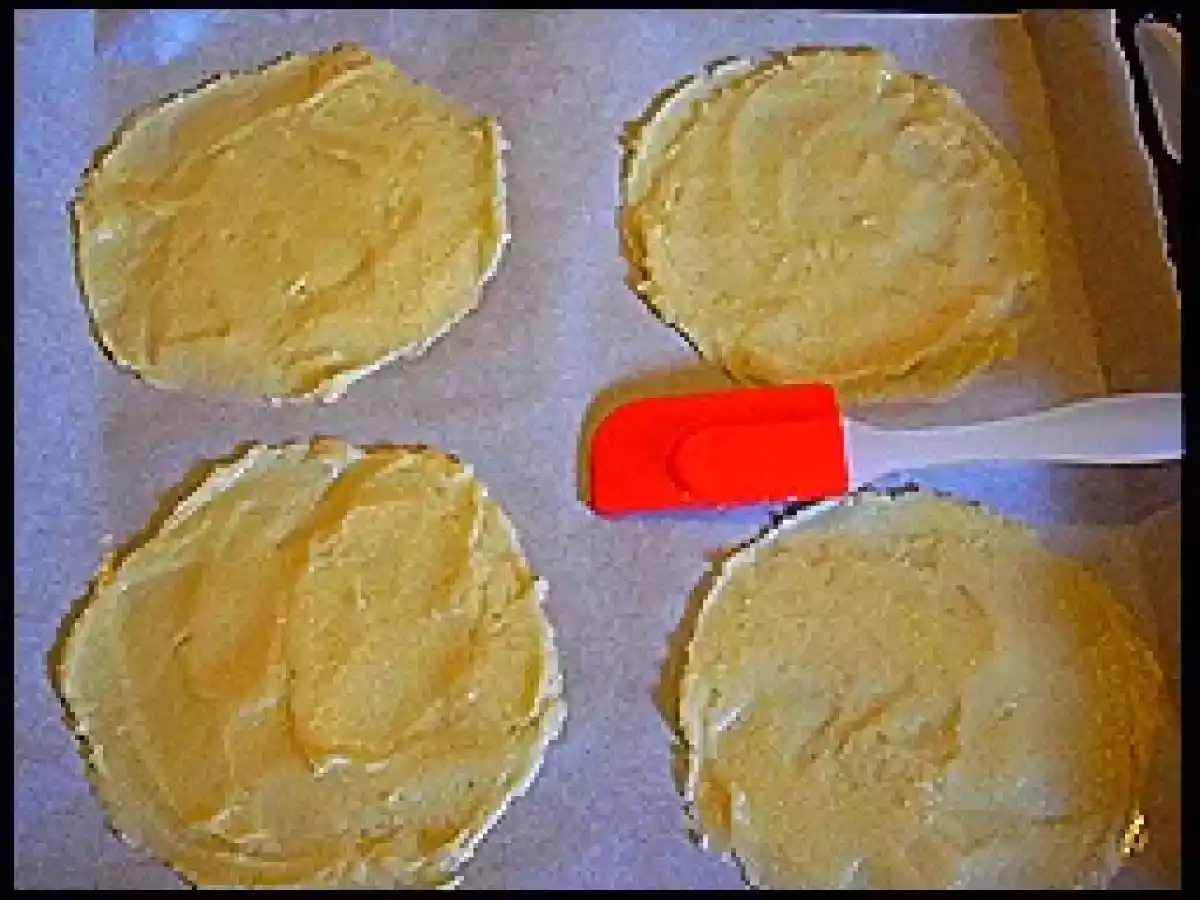 Cialde di biscotto con gelato di panna e fragole - foto 6