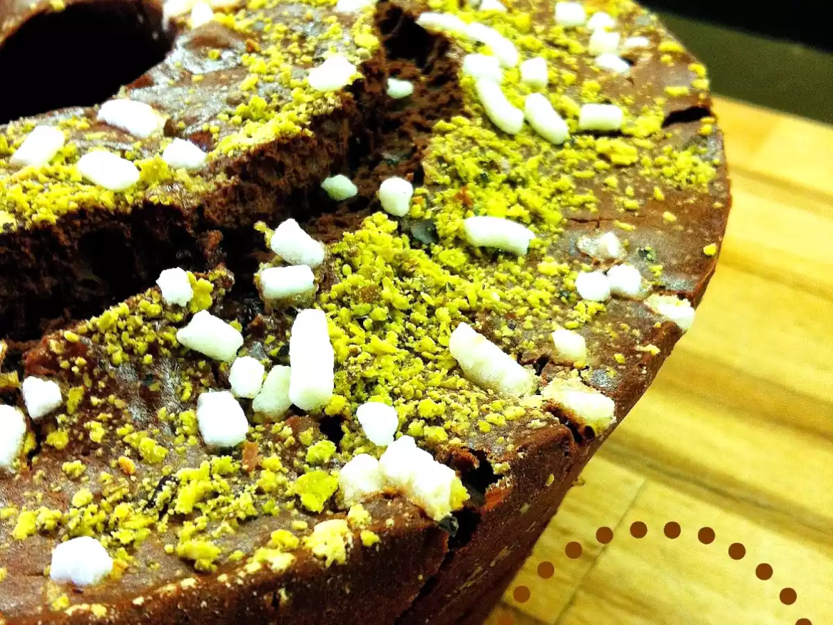 Ciambella al cacao, pistacchi e fondente