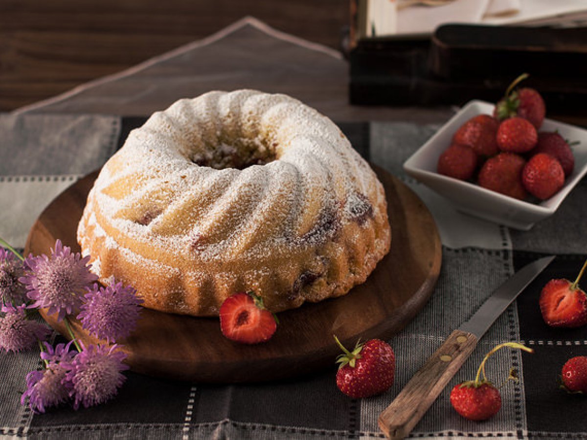 Ciambella al latticello con fragole arrostite al pepe bianco