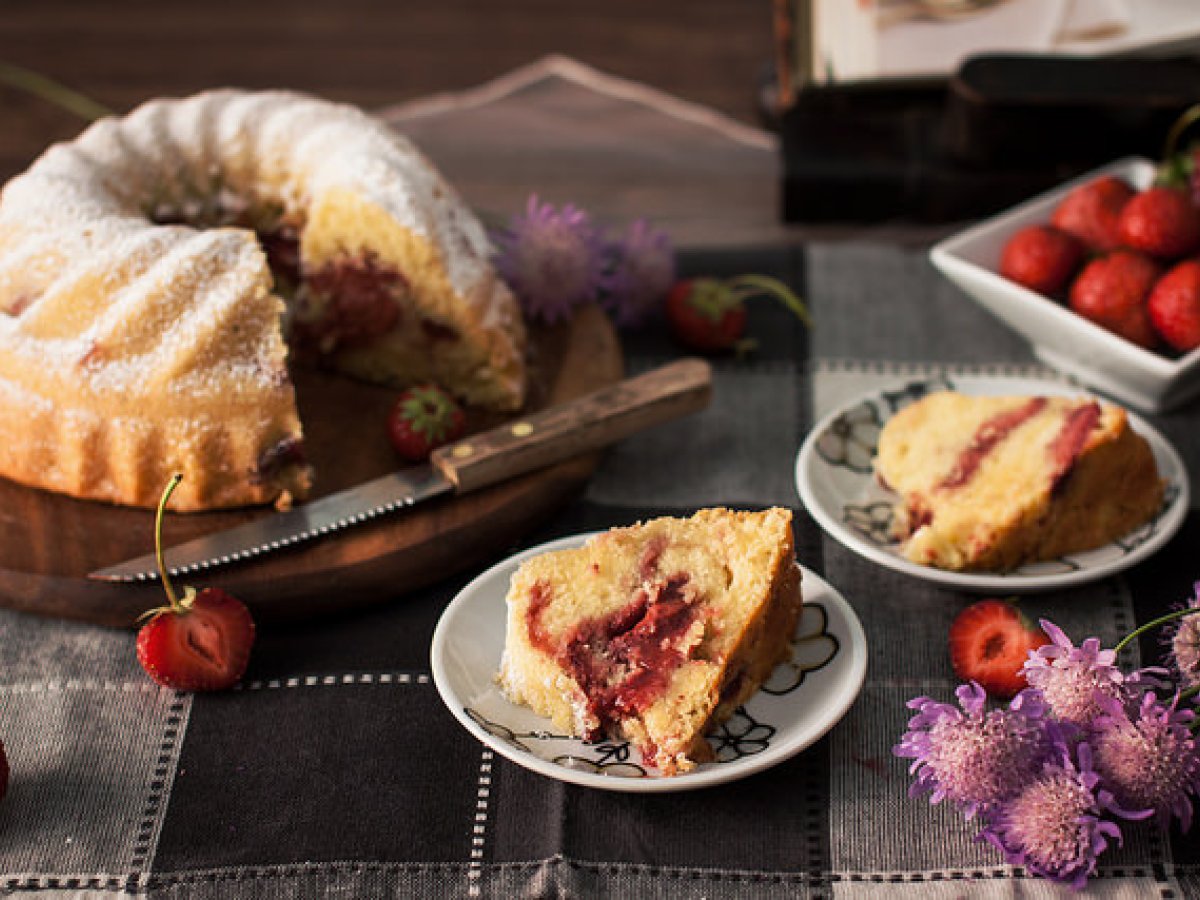 Ciambella al latticello con fragole arrostite al pepe bianco - foto 2