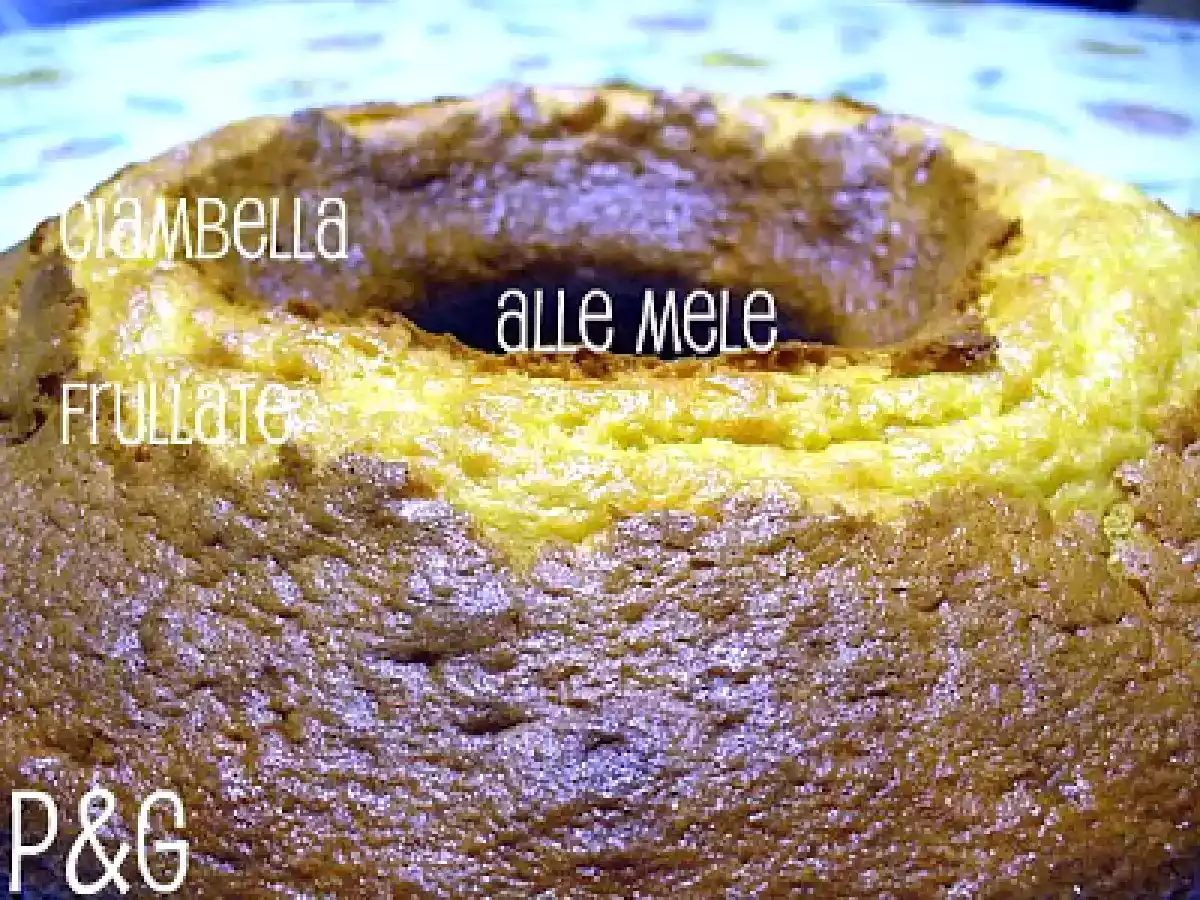 Ciambella alle mele frullate al profumo di limone